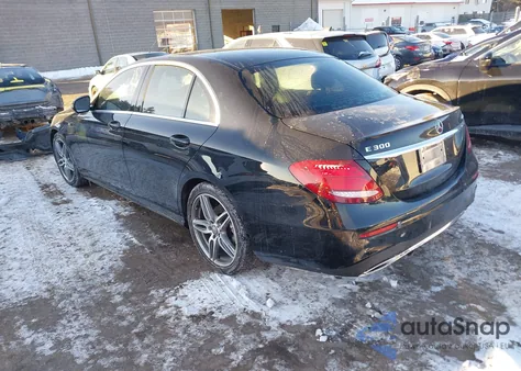 2017 Mercedes-Benz E 300 4Matic z USA, uszkodzony, nr VIN WDDZF4KB7HA091162